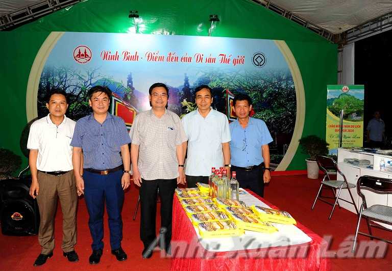 Gian hàng quảng bá du lịch Ninh Bình thu hút đông đảo du khách tại Lễ hội Hoa Lư 2019