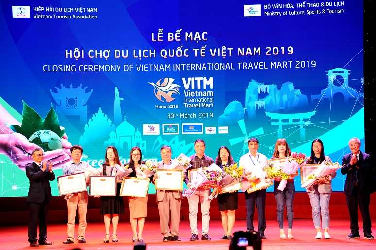 Gian hàng Du lịch Ninh Bình nhận Giấy chứng nhận gian hàng liên kết địa phương và doanh nghiệp có quy mô lớn tại Hội chợ Du lịch quốc tế VITM Hà Nội 2019